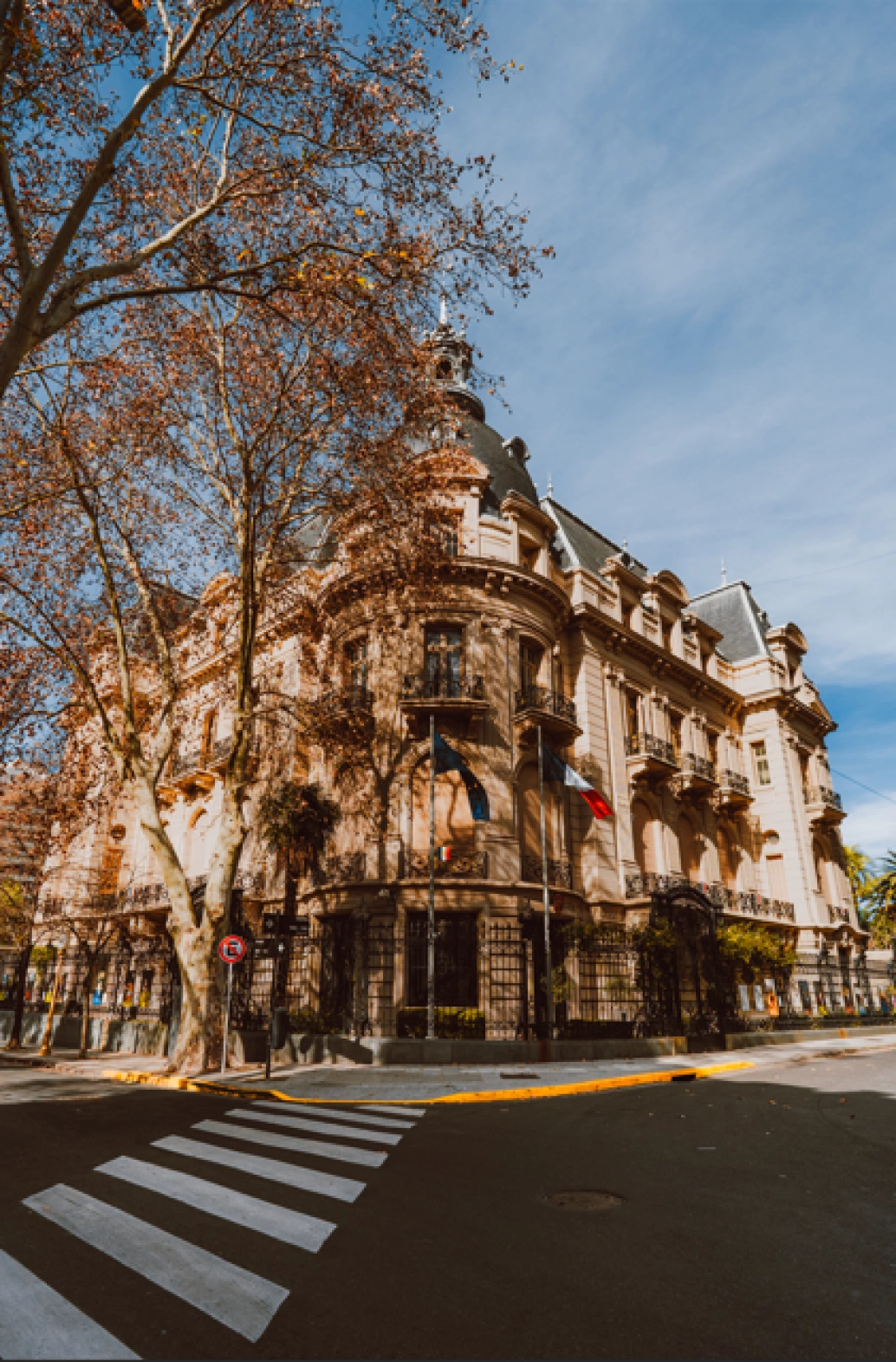 Fachada de um prédio antigo, clássico e em excelente estado de conservação numa esquina na cidade de Buenos Aires, Argentina.