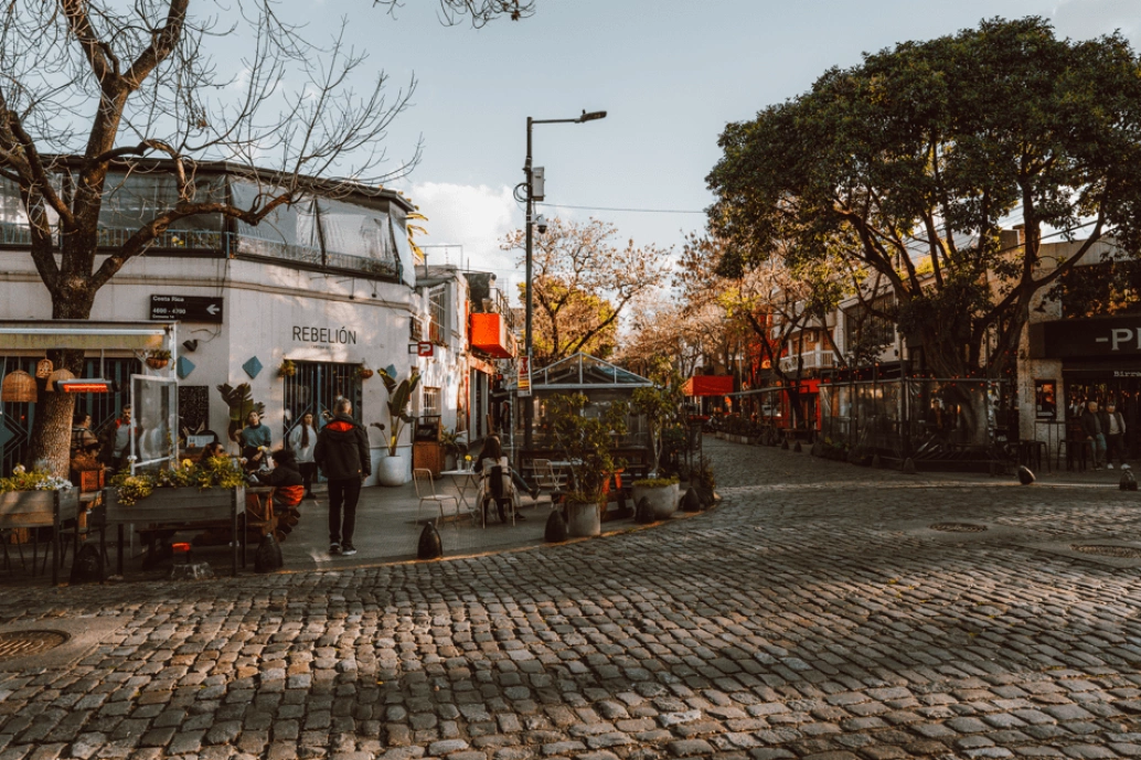 Foto de rua levemente movimentada no centro de Buenos Aires, Argentina.
