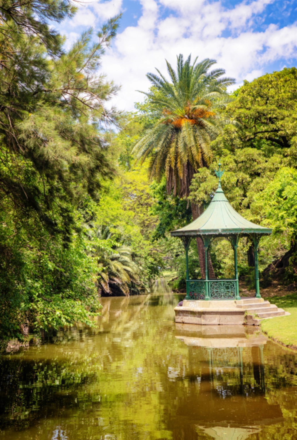 Foto de gazebo ao lado de lagoa num parque público em Palermo em Buenos Aires, Argentina.