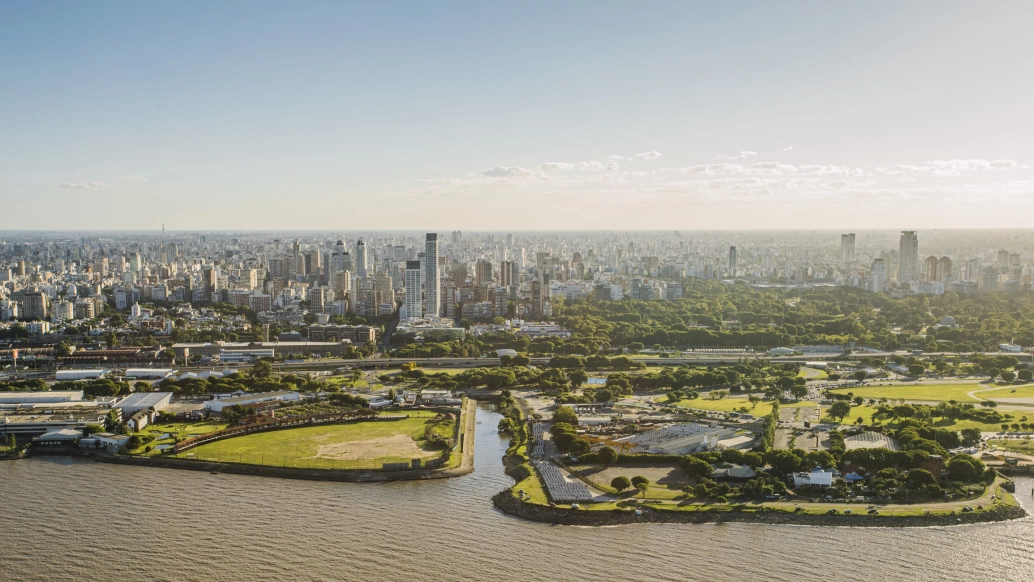 Foto panorâmica da cidade de Buenos Aires, Argentina, durante o dia.